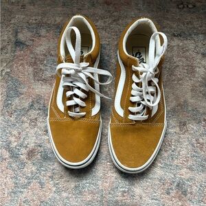 Vans old skool Suede Sneakers in Mustard.